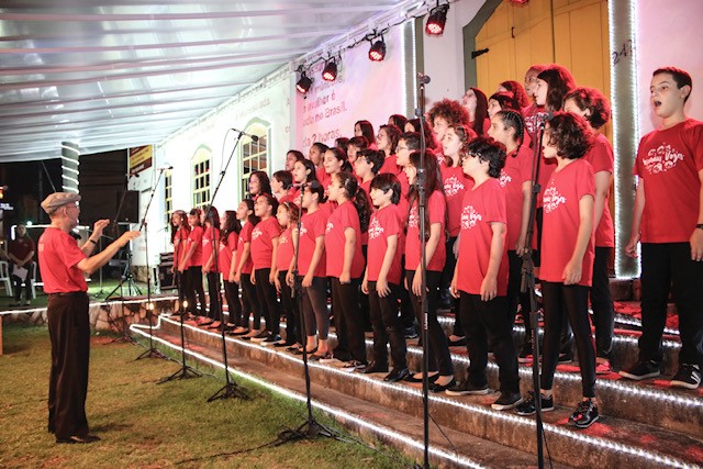 jovens cantando