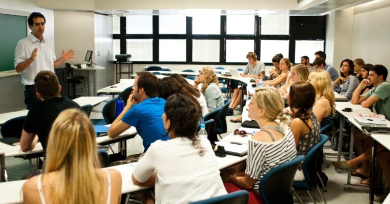aula-de-mestrado-profissional-com-professor-em-sala-de-aula-1363635788889_956x500