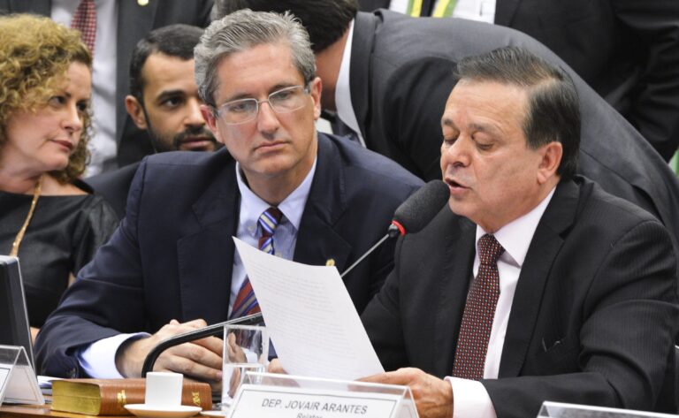 Jovair_Arantes_faz_a_leitura_do_relatório_final_na_comissão_especial_do_impeachment_de_Dilma_Rousseff