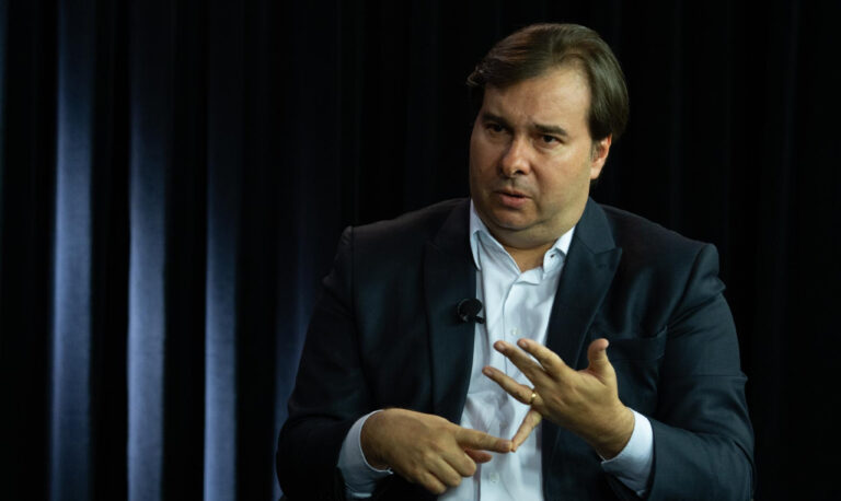 o-presidente-da-camara-rodrigo-maia-concede-entrevista-aos-reporteres-guilherme-mazieiro-do-uol-e-ranier-bragon-da-folhafolha-em-brasilia-1570249003025_v2_1920x1263