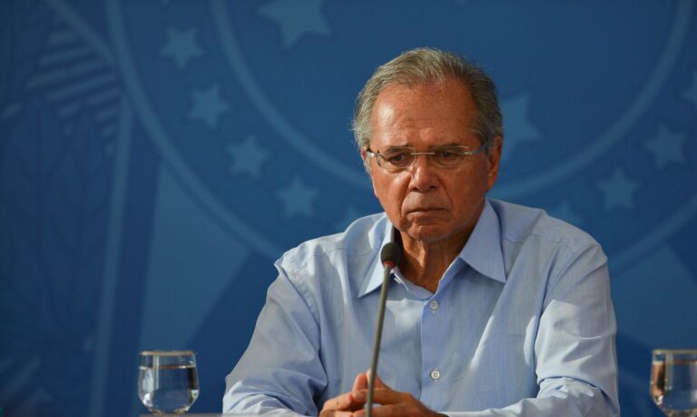 O ministro da Economia, Paulo Guedes. fala à imprensa no Palácio do Planalto