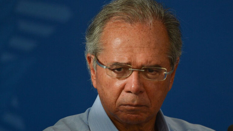 O ministro da Economia, Paulo Guedes. fala à imprensa no Palácio do Planalto