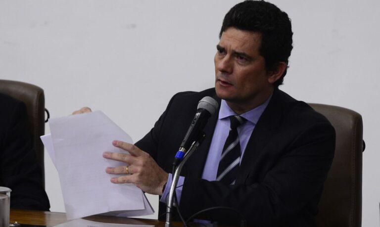 O ministro da Justiça e Segurança Pública, Sergio Moro, fala à  imprensa