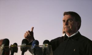 O presidente Jair Bolsonaro fala à imprensa no Palácio da Alvorada