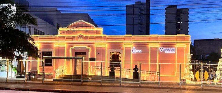 Decoração natalina - Casa Rosada - IHGG e Sicoob UniCentro Br