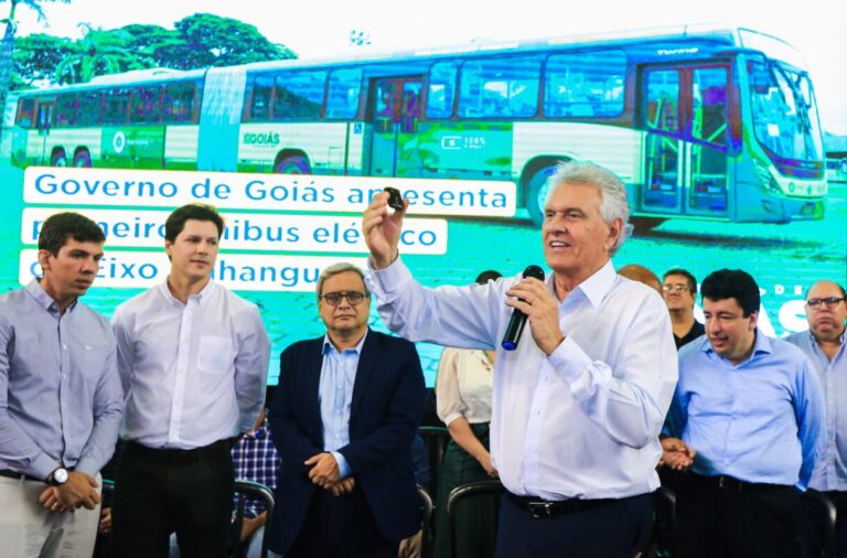 Caiado-no-evento-do-onibus-eletrico-1215x801