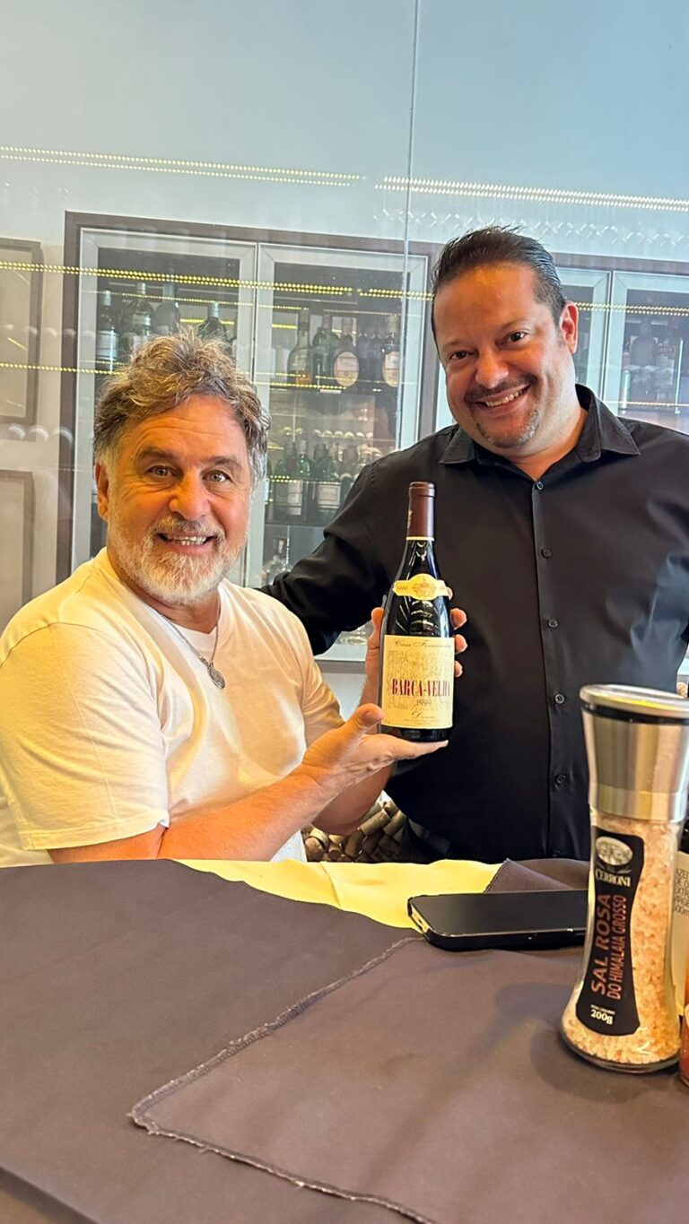 Foto 2 – Foto 2 - Marcos Frota prometeu retornar ao restaurante para experimentar uma garrafa do vinho Barca Velha 1999, sugerida pelo gerente de Operações da casa, Márcio de Andrade