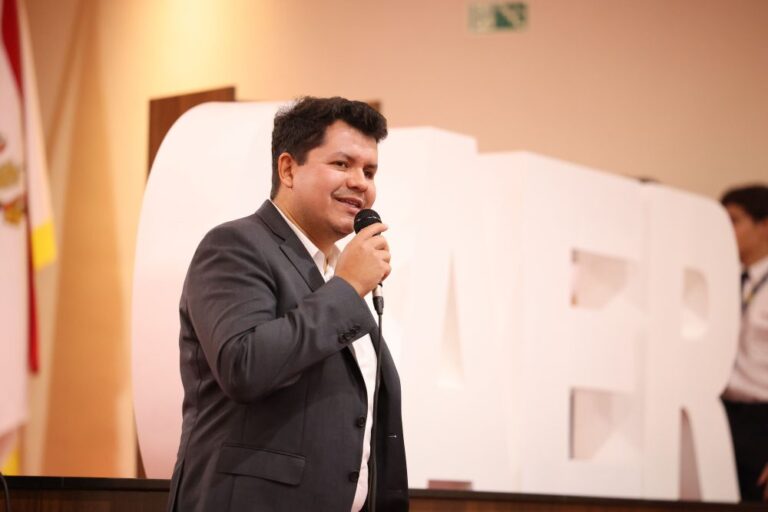 O Comandante Carlos Fraga durante a palestra - Foto - Rubens Cerqueira