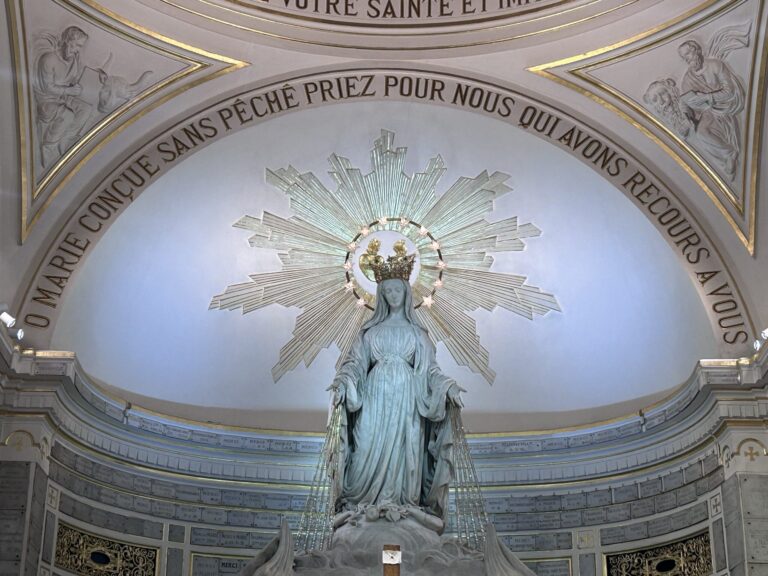 Imagem Nossa Senhora das Graças - Capela da Medalha Milagrosa em Paris