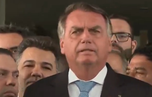 Bolsonaro afirma ser vítima de sérias acusações sem fundamento e renova críticas às urnas eletrônicas.