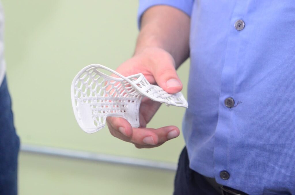 "Escola do Futuro de Goiás usa impressão 3D para criar próteses acessíveis em parceria com Unifimes"
(Resume o foco central do conteúdo: a iniciativa tecnológica, social e educacional envolvendo próteses 3D, destacando os atores principais e a inovação proposta.)