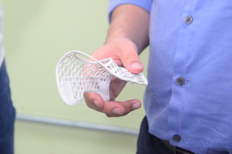 "Escola do Futuro de Goiás usa impressão 3D para criar próteses acessíveis em parceria com Unifimes"  
(Resume o foco central do conteúdo: a iniciativa tecnológica, social e educacional envolvendo próteses 3D, destacando os atores principais e a inovação proposta.)