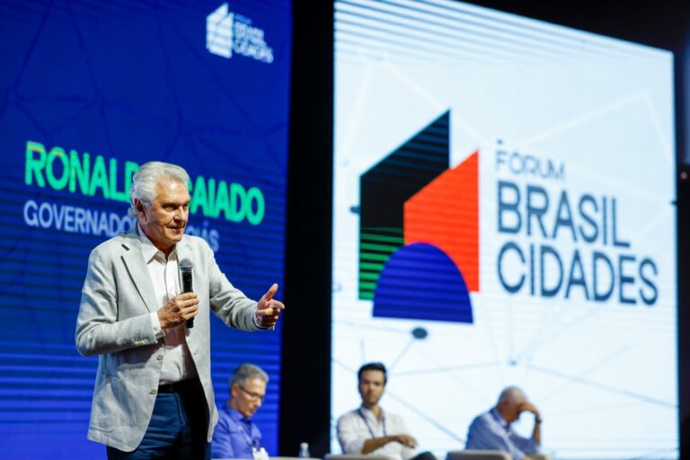 "Governador de Goiás revela estratégias que transformaram o estado no mais seguro do Brasil em fórum nacional"