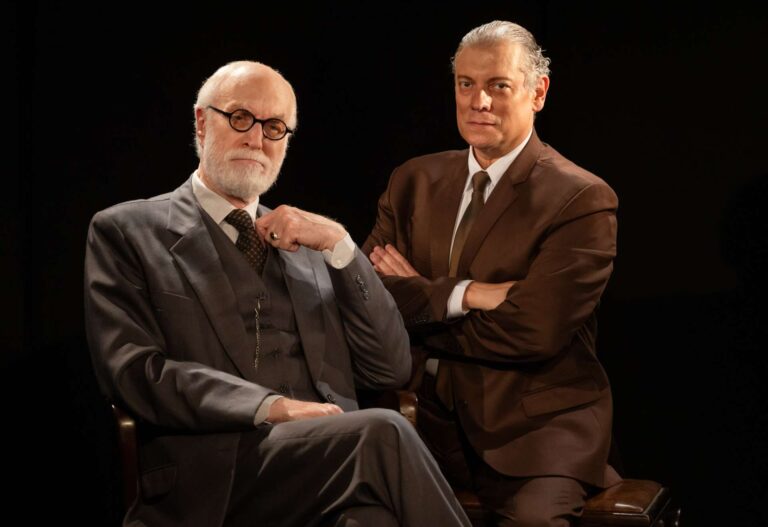 "Peça 'A Última Sessão de Freud' tem sessão extra em Goiânia devido à alta demanda"