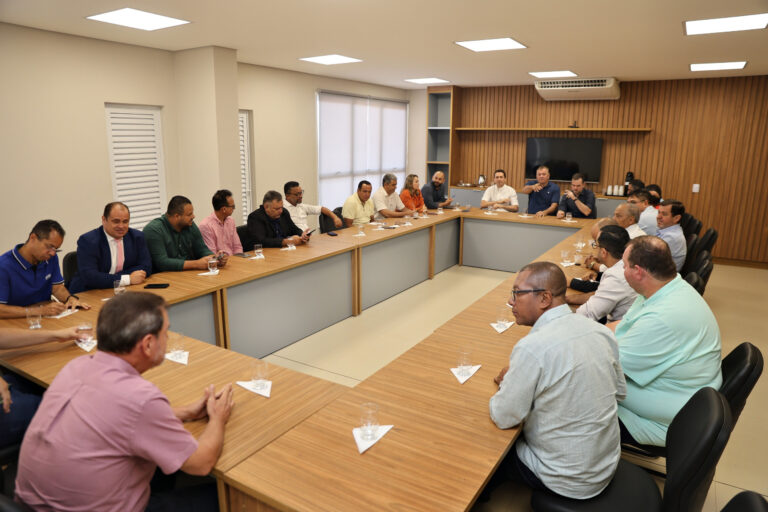 "Prefeito de Aparecida busca reaproximação com vereadores após tensões sobre gestão pública"