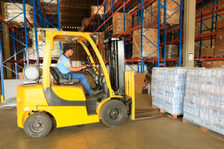 Crie apenas 1 opção de título baseado no conteúdo a seguir: No acumulado de 2024, a atividade econômica em Goiás registrou alta de 5,3%, acima da média nacional, que ficou em 3,8% (Foto: SGG)A atividade econômica goiana cresceu 6,6% em fevereiro deste ano, na comparação com o mesmo mês de 2024, superando a média nacional de 4,1% no período.Goiás também alcançou o maior nível de produção para um mês de fevereiro em toda a série histórica, segundo dados do Índice de Atividade Econômica Regional (IBCR), indicador medido pelo Banco Central e analisado pelo Instituto Mauro Borges (IMB).No acumulado do ano, a atividade econômica em Goiás registrou alta de 5,3%, também acima da média nacional, que ficou em 3,8%. Já no acumulado de 12 meses, o estado apresentou crescimento de 3,4%. Em relação ao mês anterior, com ajuste sazonal, a variação foi positiva em 1,5%, enquanto a média brasileira foi de 0,4%.De acordo com o secretário-geral de Governo, Adriano da Rocha Lima, os resultados refletem um cenário de dinamismo e estabilidade.“O avanço da economia em Goiás pode ser observado na geração de emprego e aumento da renda dos goianos. O nosso estado continua sendo destaque no cenário nacional”, destaca o titular da pasta.IBCRO Índice de Atividade Econômica Regional (IBCR), medido pelo Banco Central, é divulgado mensalmente e permite o acompanhamento mais ágil da evolução da atividade econômica, enquanto o Produto Interno Bruto (PIB), de frequência trimestral, oferece uma visão mais ampla da economia.O IBCR, divulgado em média 45 dias após o período de referência, é considerado uma prévia do PIB e se baseia em dados como a Pesquisa Industrial Anual (PIA), Pesquisa Anual de Serviços (PAS) e Produção Agrícola Municipal (PAM), entre outros.