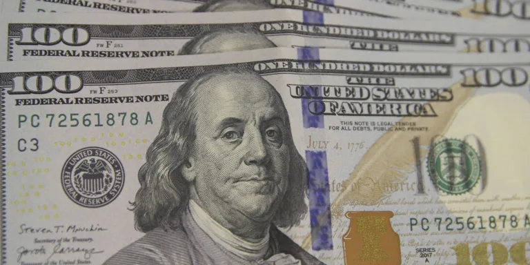 Dólar cai pela sexta vez seguida e fecha em R$ 5,68