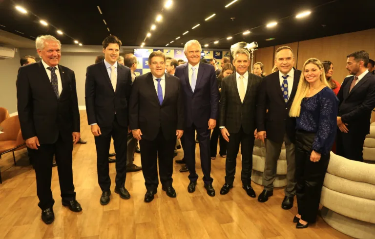 Adial comemora 30 anos e empossa nova diretoria com foco em desenvolvimento e sustentabilidade em Goiás.