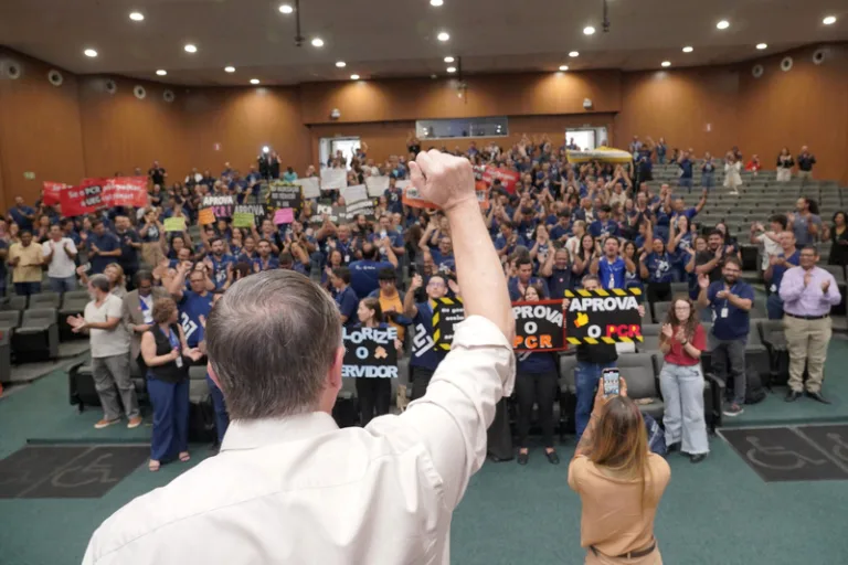 Audiência na Alego debate plano de carreira para técnicos administrativos da UEG