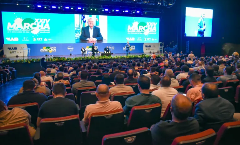 Caiado defende autonomia municipal e descentralização do poder em marcha de gestores em Brasília.