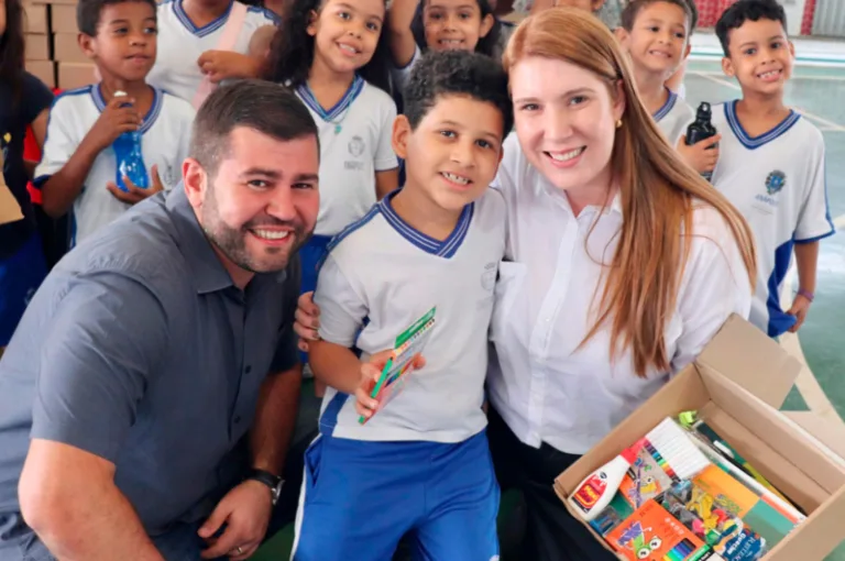 *   Deputado Amilton Filho entrega parque infantil sensorial em colégio de Anápolis com apoio de vereadora.