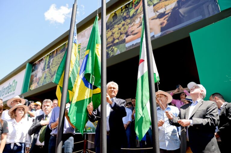 Título sugerido:
"Governador Caiado assina R$ 158 milhões em obras viárias durante Tecnoshow Comigo em Rio Verde"  
(Reflete o destaque do evento, o valor do investimento e a ação principal do governador no contexto da feira.)