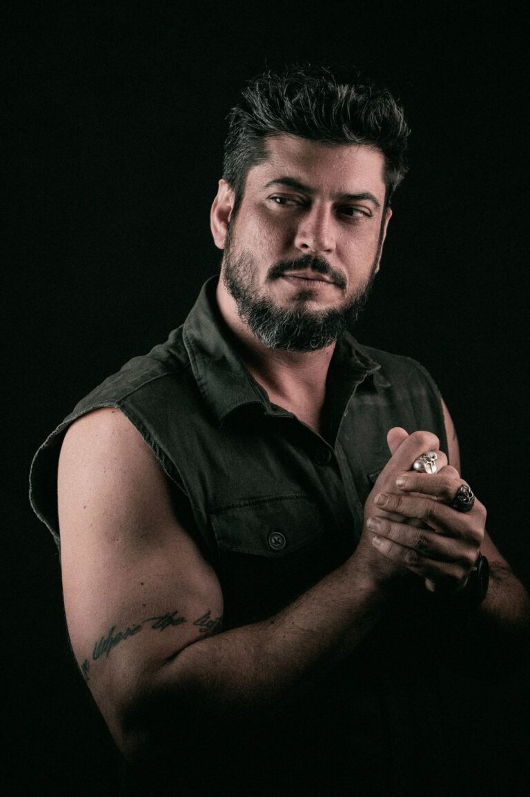 "Cantor Edu Moraes se apresenta pela 9ª vez no Sarau do HGG, levando rock e alegria a pacientes"