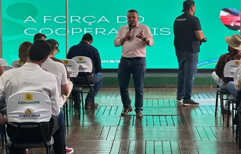 "Cooperativismo impulsiona agropecuária e inclusão financeira na Feinagro 2025"  
(Justificativa: resume o tema central (força do cooperativismo), o evento (Feinagro) e os impactos econômicos e sociais destacados no texto.)