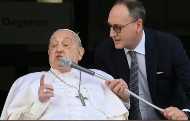 "Enfermeiro pessoal revela os últimos momentos e gratidão do Papa Francisco antes de sua morte"