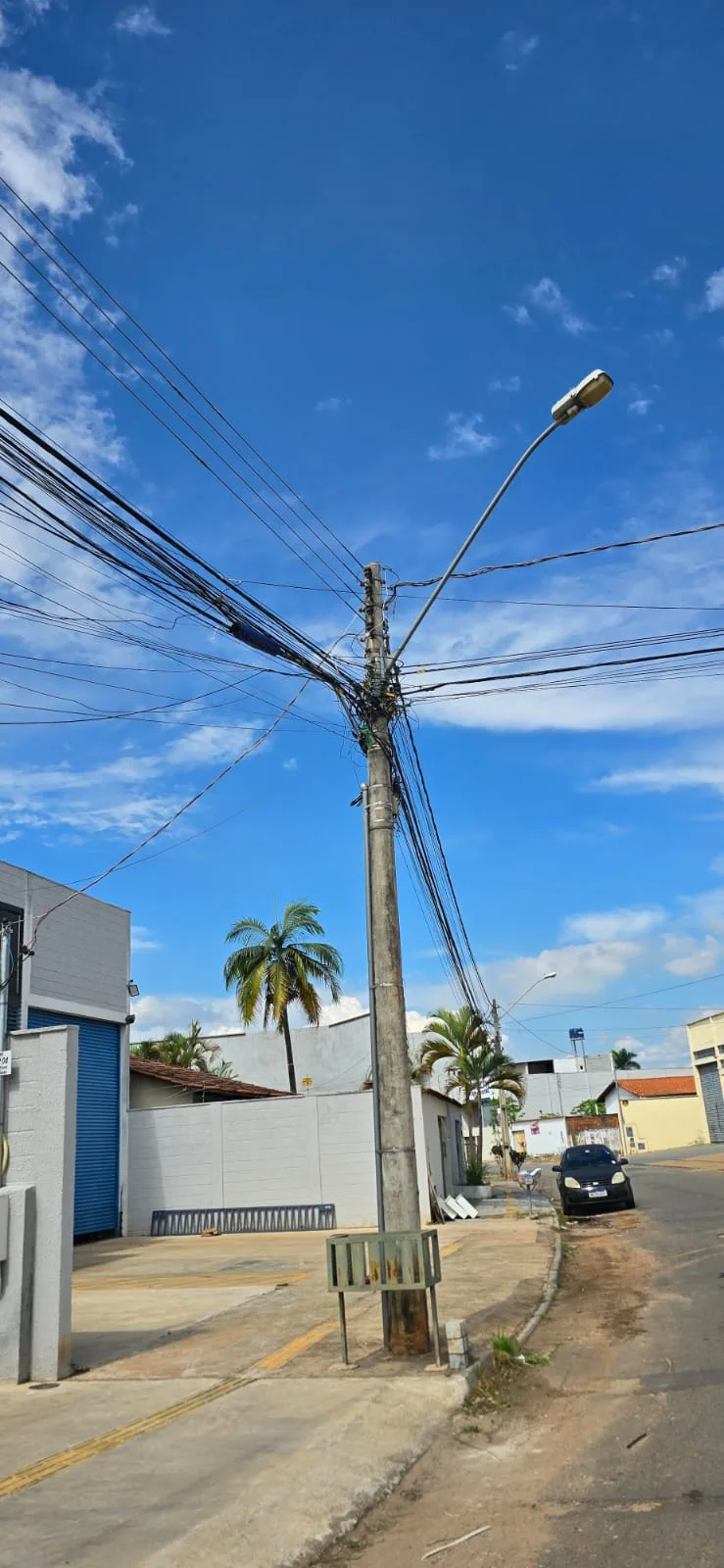 "Prefeitura de Goiânia intensifica fiscalização de fios em postes após identificar 114 irregularidades"  
(Título que resume o foco principal da notícia: a ação municipal contra problemas de infraestrutura e segurança causados por fios mal instalados.)