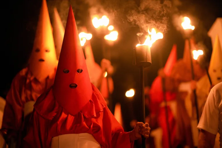 "Procissão do Fogaréu ilumina Goiás em celebração de 280 anos de tradição e fé"