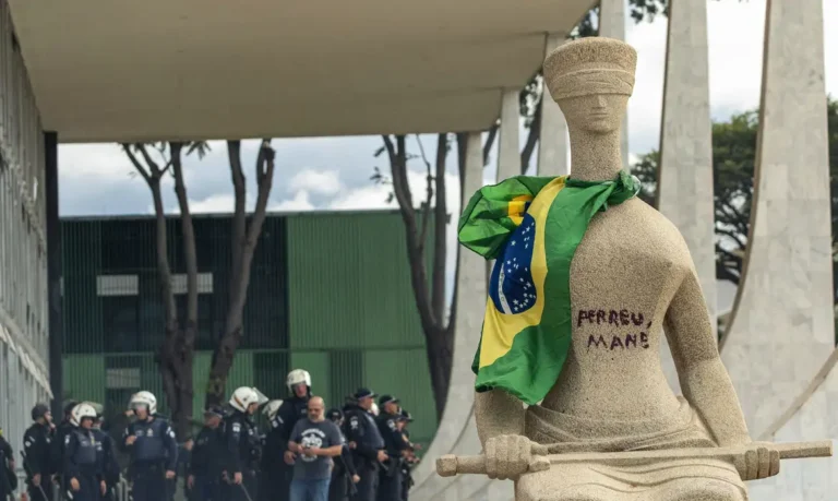 "STF retoma julgamento de mulher que pichou estátua A Justiça em 25 de abril"