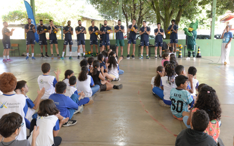 "Saneago e time de vôlei promovem educação ambiental e esportiva em escola de Goiânia"