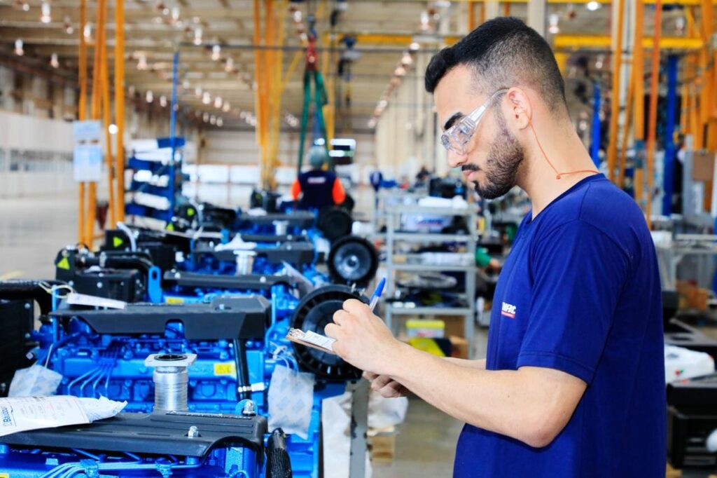 "Setor de serviços impulsiona recorde de empregos formais em Goiás, com 20,5 mil vagas criadas em fevereiro"
(Título que destaca o protagonismo do setor de serviços, o desempenho histórico do estado e o dado total de contratações, atraindo o interesse do leitor com números relevantes e contexto estatístico.)
