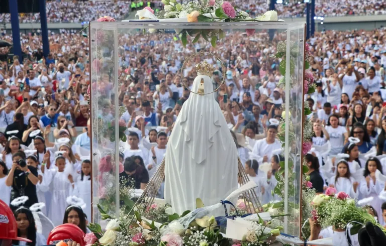 60 Mil Fiéis Lotam o Estádio Serra Dourada para o 10º Totus Tuus em Goiânia
