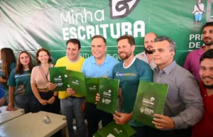 Aqui está uma opção de título baseado no conteúdo:  Prefeito de Goiânia entrega escrituras a moradores e reafirma compromisso de regularizar imóveis de 40 mil famílias