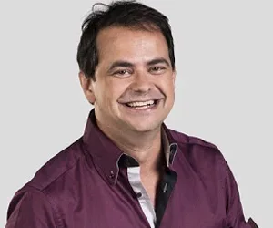 Carioca leva "Botando Pilha" ao Teatro Goiânia neste sábado