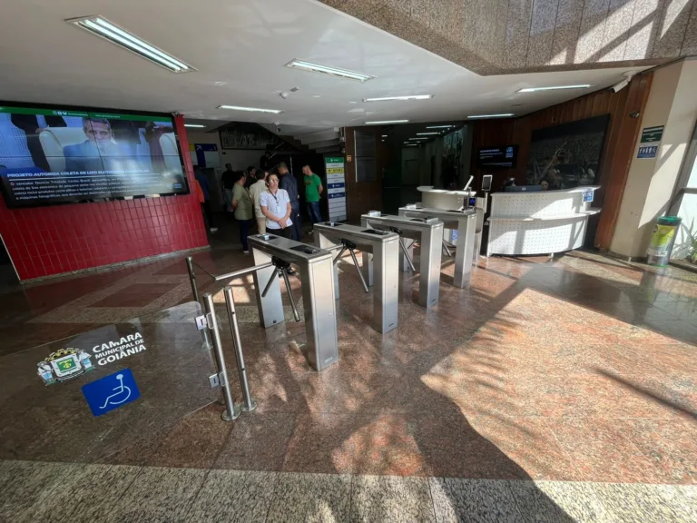 Comissão técnica é criada para estudar instalação de detectores de metal na Câmara de Goiânia.
