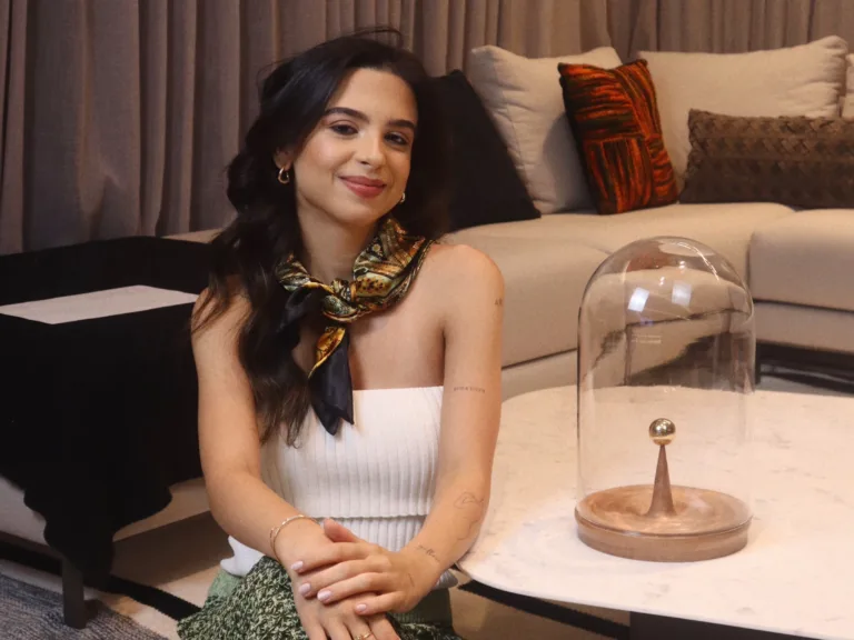 Artista goiana Ana Beatriz Bach expõe peça autoral em galeria de arte em Paris