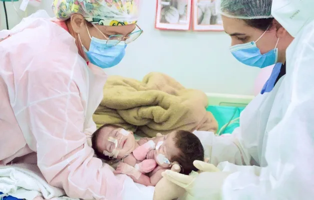 Equipe do Hospital Estadual da Criança e do Adolescente vai realizar nesta terça-feira (14) a 24ª cirurgia para separar gêmeos siameses