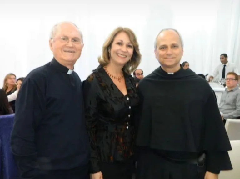 Foto: Padre César Rafael Martinez e Luciene Vale ao lado do hoje Papa Leão XIV