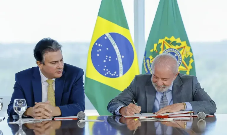 Lula assina decreto que proíbe oferta de cursos de medicina e direito na modalidade EAD