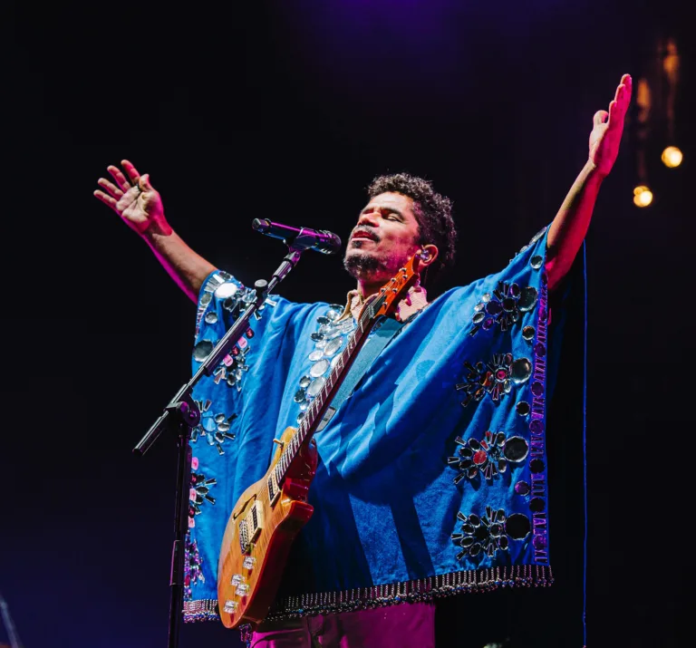 Natiruts chega a Goiânia com turnê de despedida “Leve com Você”