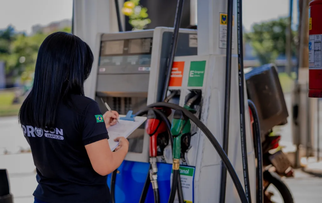 Procon Anápolis fiscaliza postos de combustível e notifica 20 estabelecimentos