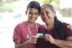 Título Sugerido:
"Programa de Aluguel Social em Goiás oferece 390 vagas para famílias em 7 cidades; saiba como se inscrever"  Justificativa:  Clareza e objetividade: Resume o tema principal (Programa de Aluguel Social) e a ação (vagas disponíveis). 
Destaque geográfico: Menciona o estado (Goiás) e o número de cidades beneficiadas. 
Chamada para ação: Inclui "saiba como se inscrever" para engajar o leitor. 
Dados relevantes: Informa o número de vagas (390), reforçando o impacto da notícia.  Alternativas simplificadas (caso necessário):  "Goiás abre inscrições para 390 vagas em programa de aluguel social; veja requisitos" 
"7 cidades de Goiás recebem novas vagas do programa Pra Ter Onde Morar; confira"  Observação: O título evita termos repetitivos do texto (como "Governo de Goiás") e prioriza informações essenciais para captar a atenção do público.