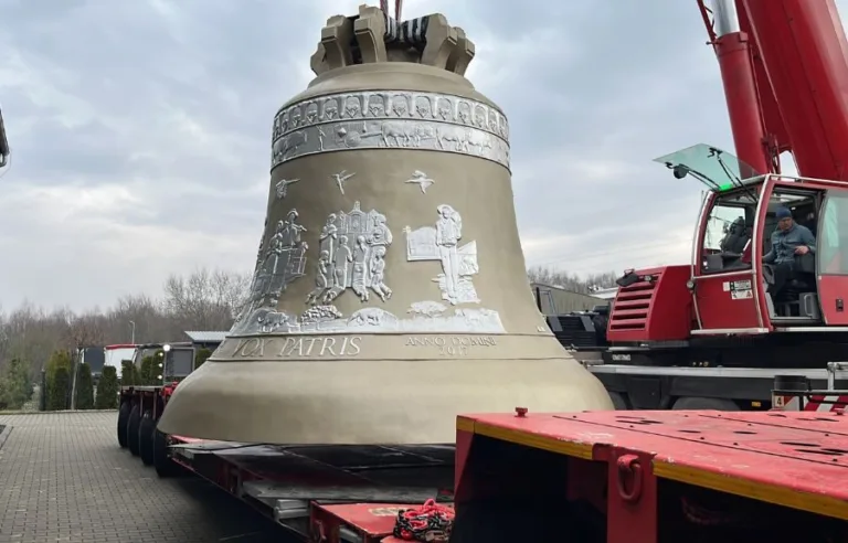 Chegada histórica do sino Vox Patris marca início das celebrações da Romaria 2025 em Trindade