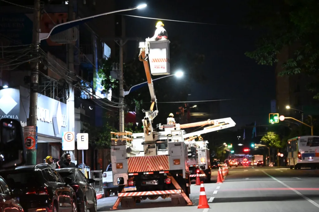 Aqui está uma opção de título baseado no conteúdo: Programa Brilha Goiânia: Prefeitura lança nova etapa de modernização da iluminação pública na Região Sudoeste.