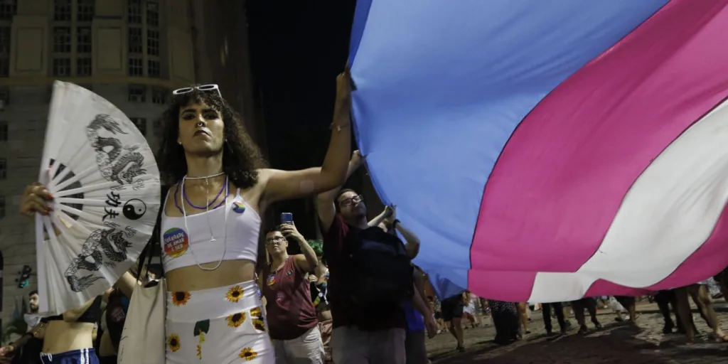 População trans se opõe à nova idade mínima para terapia hormonal