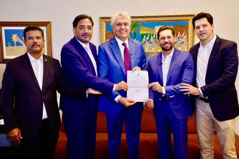 Governador de Goiás sanciona lei que autoriza promoção de mais de 3.300 policiais e bombeiros no estado