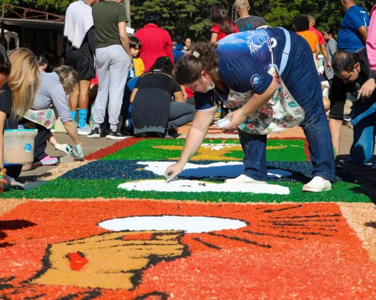Tapetes da fé: Paróquia Assunção celebra Corpus Christi com Missa Solene e a confecção de 42 tapetes